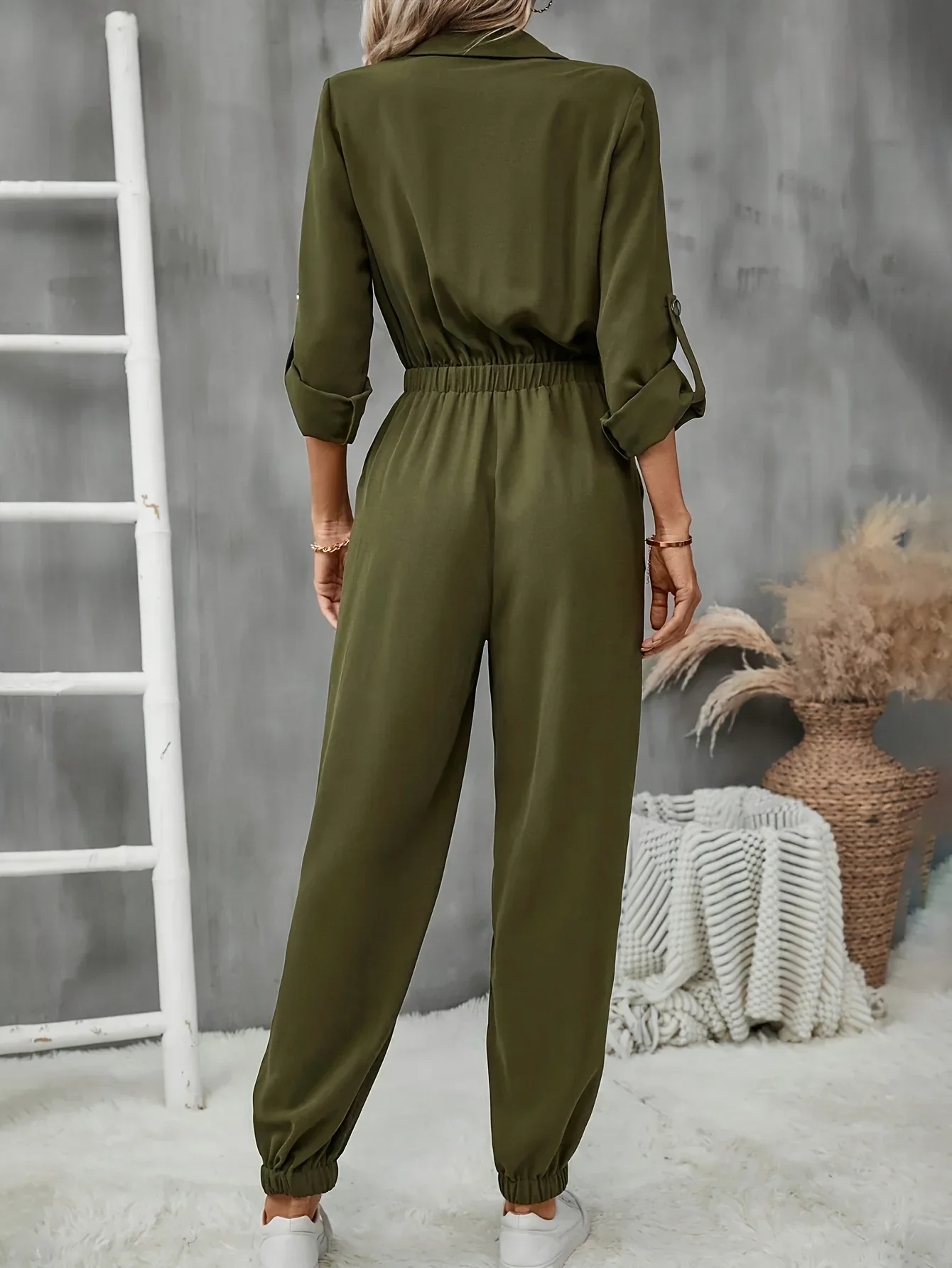 Dames jumpsuit | Olijfgroen broekpak met borstzakken en elastische taille - Image 3